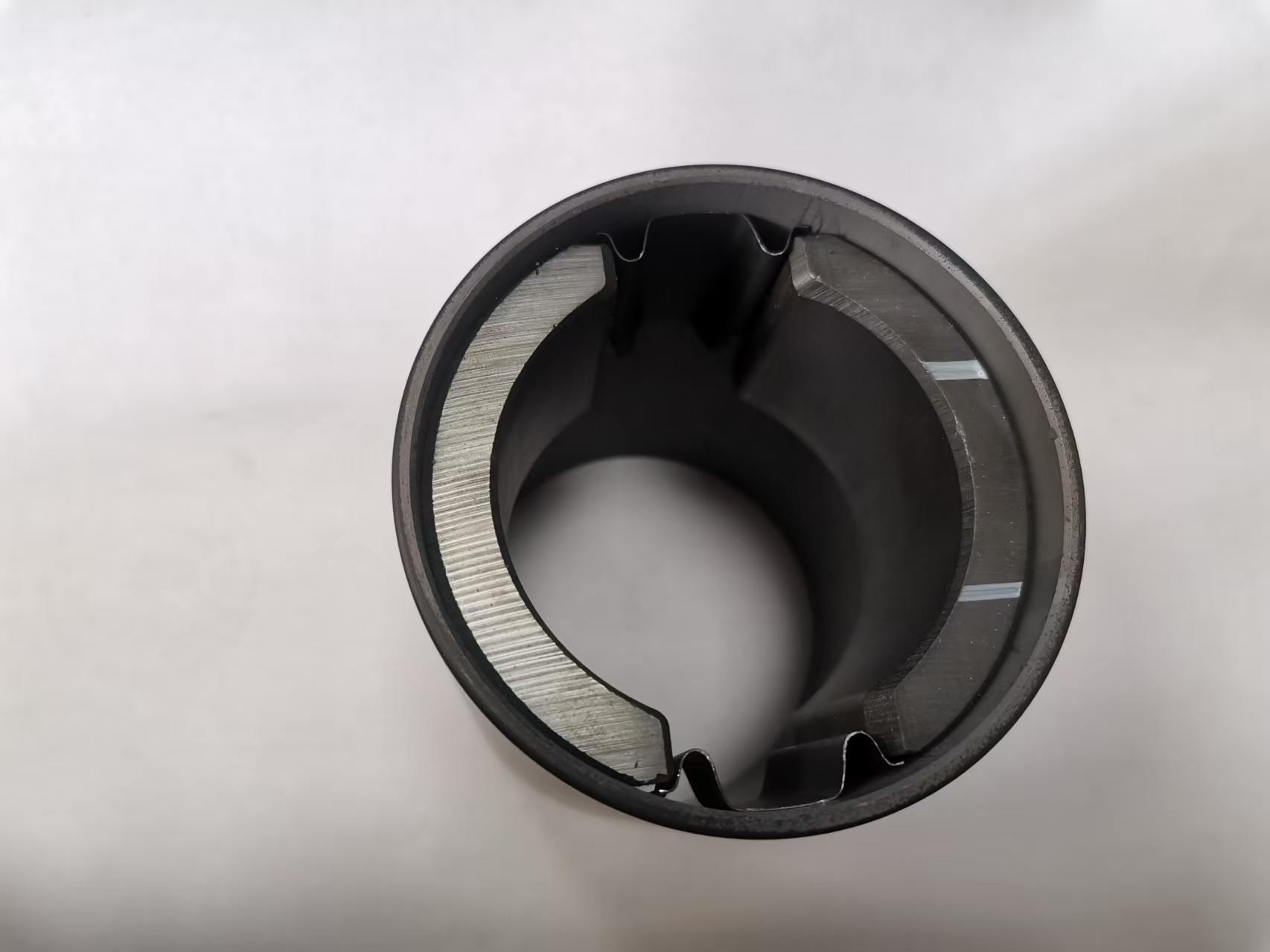 Yaodong Smart Manufacturing은 고효율 모터 제조 업그레이드를 가속화하기 위해 독자적인 '자석 타일 클램프'를 개발했습니다.